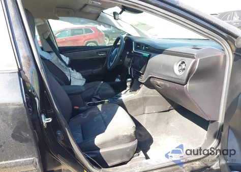 2018 Toyota Corolla Le z USA, uszkodzony, nr VIN 5YFBURHE9JP842053